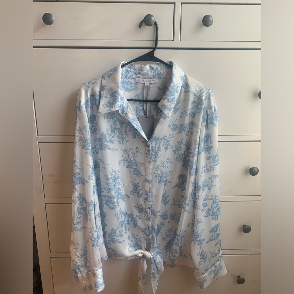 Women’s Preston&York White&Blue Floral Kinsley Tie Front Button Down Blouse.